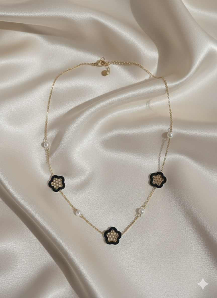 “Midnight Bloom” Siyah-Beyaz İncili Çiçek Detaylı Paslanmaz Çelik Kolye Habos Store