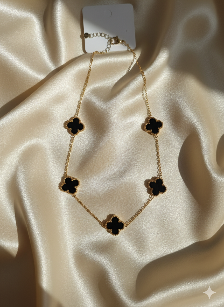 “Black Clover” Siyah Çiçekli Yonca Paslanmaz Çelik Kolye Habos Store