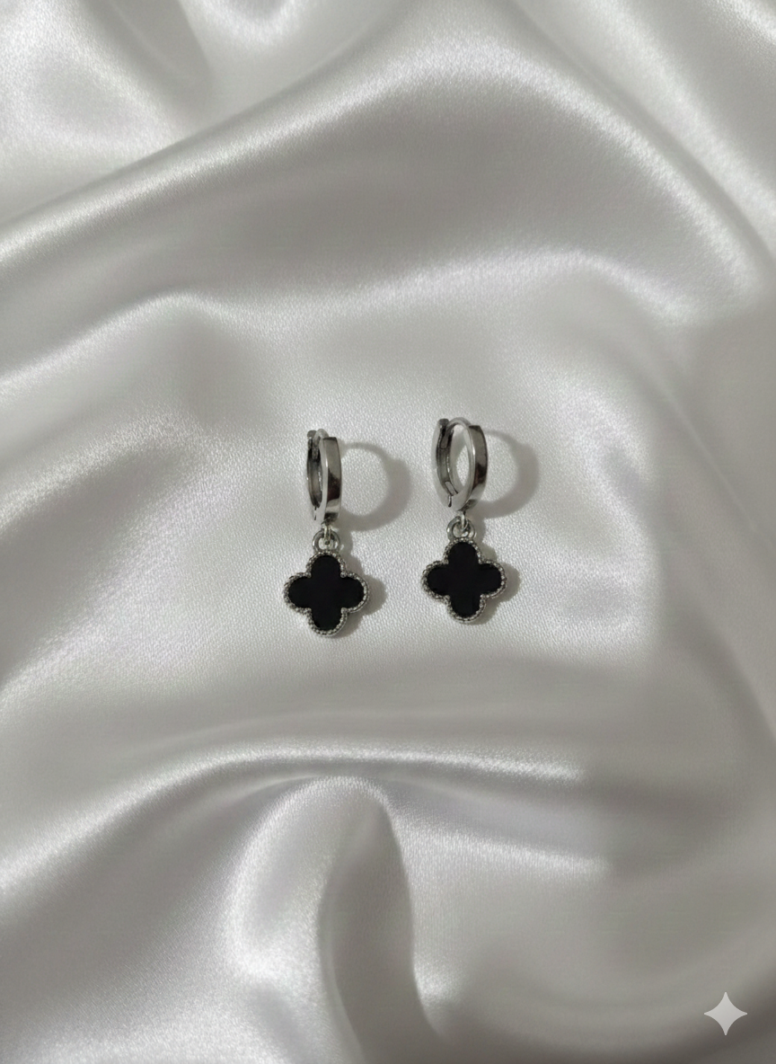 “Black Clover” Yonca Figürlü Siyah Kadın Küpe Habos Store