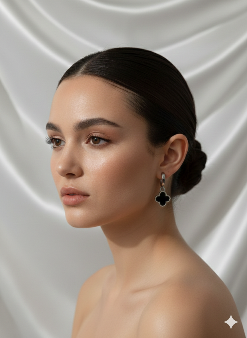 “Black Clover” Yonca Figürlü Siyah Kadın Küpe Habos Store